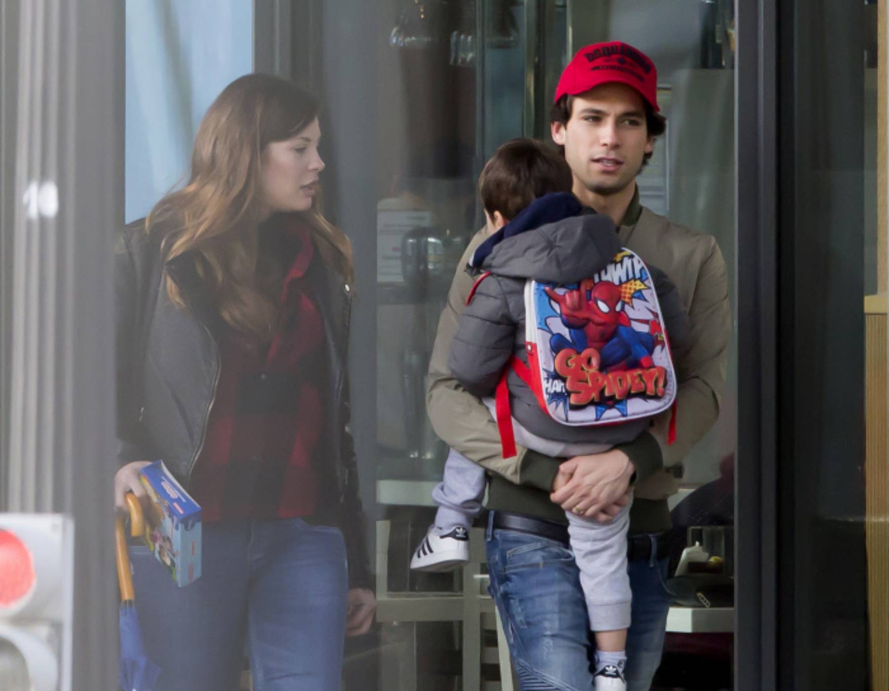 Jessica Bueno y Jota Peleteiro junto al hijo mayor de la modelo, Francisco. (Foto: Gtres)