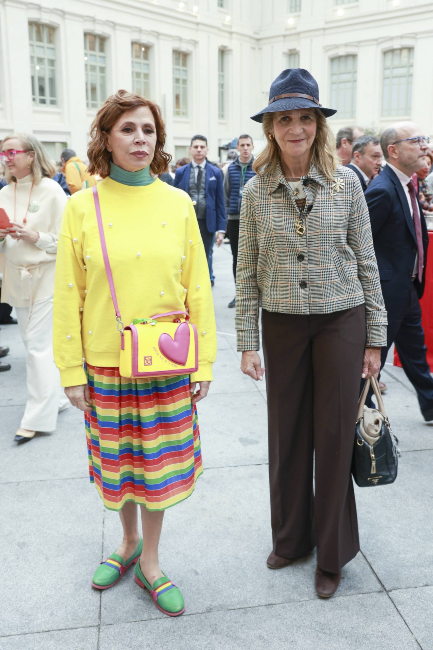 Ágatha Ruiz de la Prada y la infanta Elena en El Rastrillo. (Foto: Gtres)