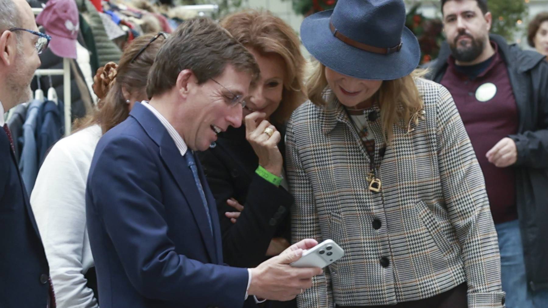 ¡Momentazo! Almeida presume de su hijo ante la infanta Elena en el arranque de la Navidad madrileña