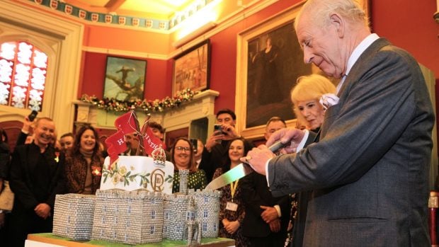 Carlos III cortando la tarta de su cumpleaños en Gales. (Foto: Gtres)