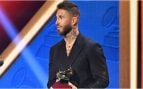 Sergio Ramos entrega un Grammy Latino a Bad Bunny. (Foto: Gtres)