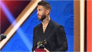 Sergio Ramos entrega un Grammy Latino a Bad Bunny. (Foto: Gtres)