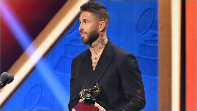 Sergio Ramos entrega un Grammy Latino a Bad Bunny. (Foto: Gtres)