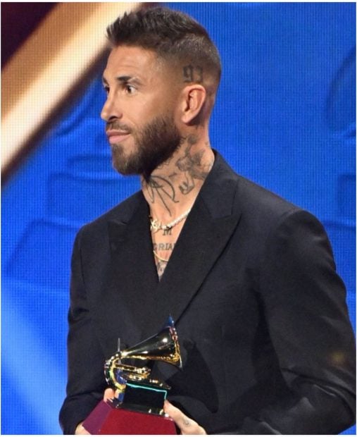Sergio Ramos entrega un Grammy Latino a Bad Bunny. (Foto: Gtres)