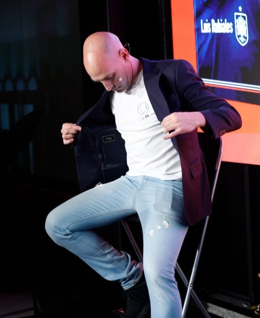 Luis Rubiales tras recibir el impacto del huevo. (Foto: Gtres)