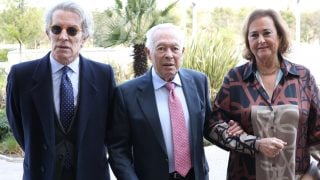De izquierda a derecha. Alfonso Díez, Curro Romero y Carmen Tello. (Foto: Gtres)