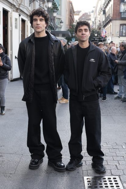 Javier Calvo y Javier Ambrossi posan en la calle. (Foto: Gtres)