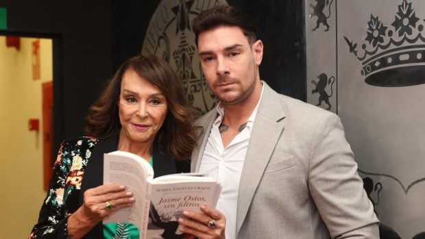 María Ángeles Grajal y su hijo Jacobo Ostos durante la presentación de las memorias de Jaime Ostos. (Foto: Gtres)