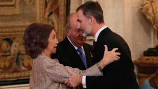 La Reina Sofía y el Rey Felipe VI en un acto oficial. (Foto: Gtres)