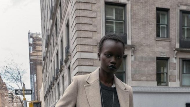 El abrigo de Zara que está volando de las tiendas: cuesta menos de 40 euros y te va a elevar cualquier look