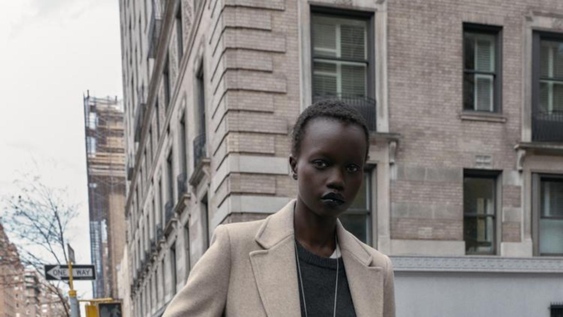 El abrigo de Zara que está volando de las tiendas: cuesta menos de 40 euros y te va a elevar cualquier look