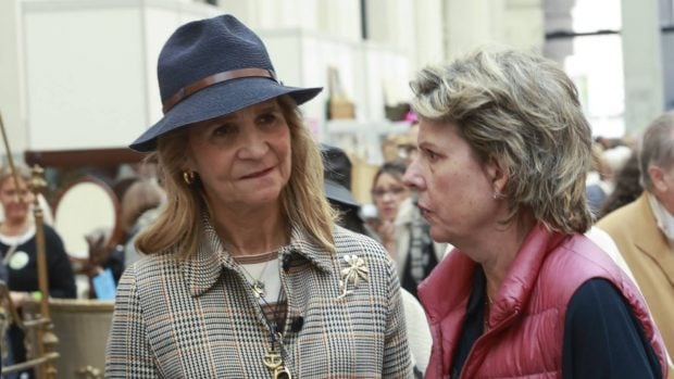 La infanta Elena y Simoneta Gómez-Acebo en el mercadillo Nuevo Futuro. (Foto: Gtres)