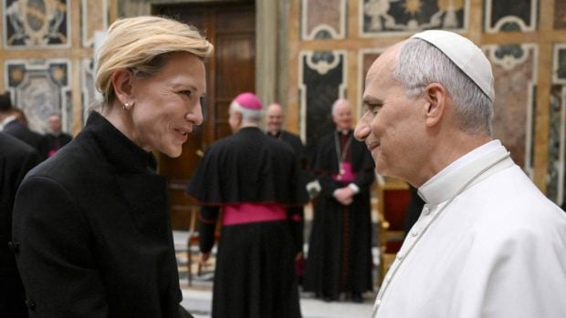 Cate Blanchett saludando al Papa León XIV. (Foto: Gtres)