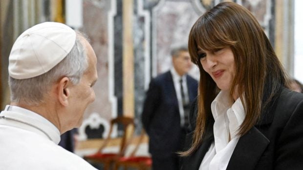 Monica Belucci saludando al Papa León XIV. (Foto: Gtres)