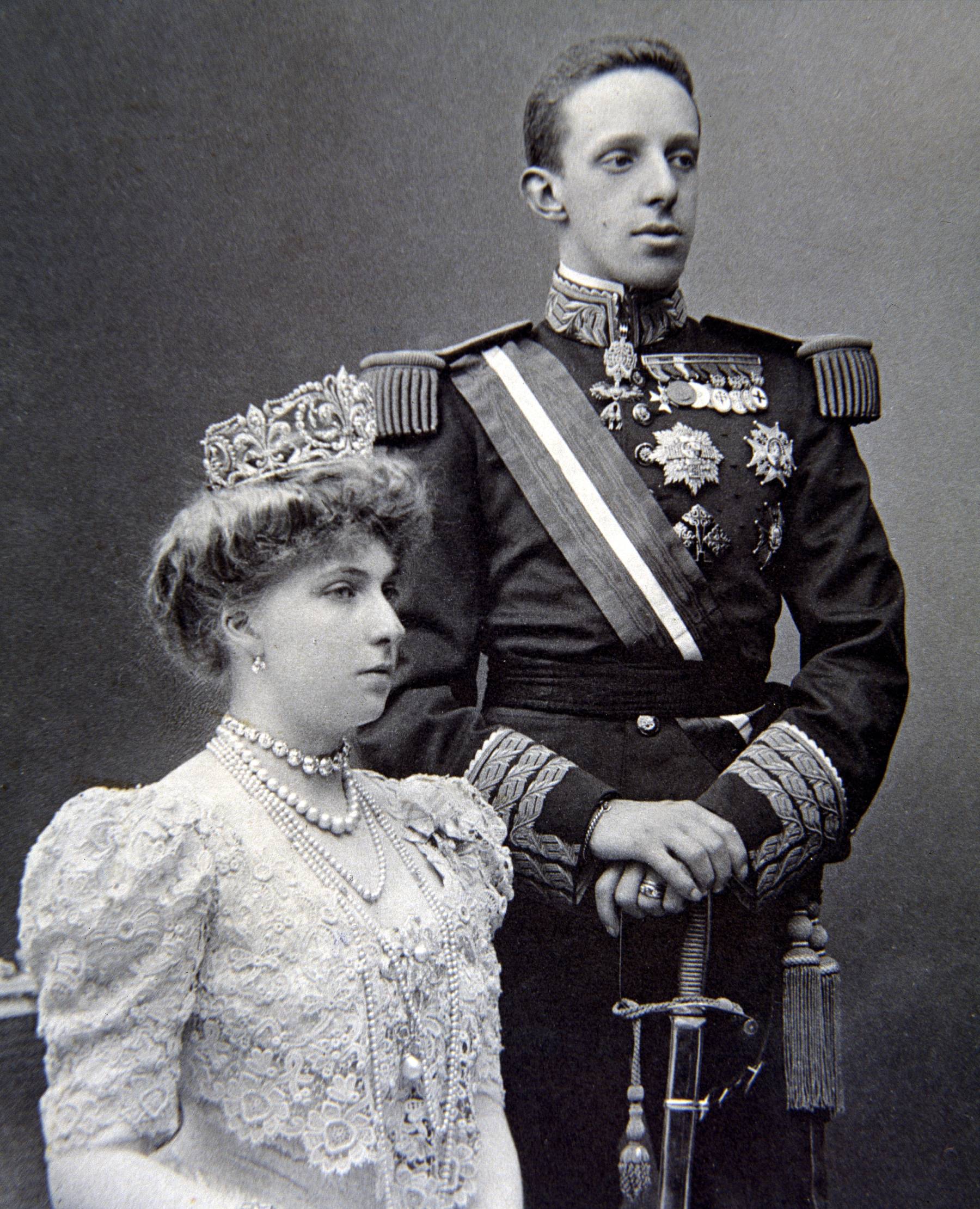 El rey Alfonso XIII y su esposa, la reina Victoria Eugenia de Battenberg. (Foto: Gtres)