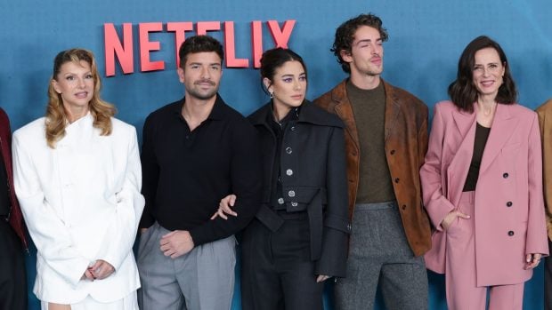 Blanca Suárez junto al elenco de 'Respira'. (Foto: Gtres)