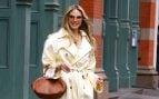 Heidi Klum pasea por Nueva York con una gabardina color crema que convierte un básico clásico. (Foto: Gtres)