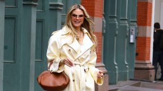 Heidi Klum pasea por Nueva York con una gabardina color crema que convierte un básico clásico. (Foto: Gtres)