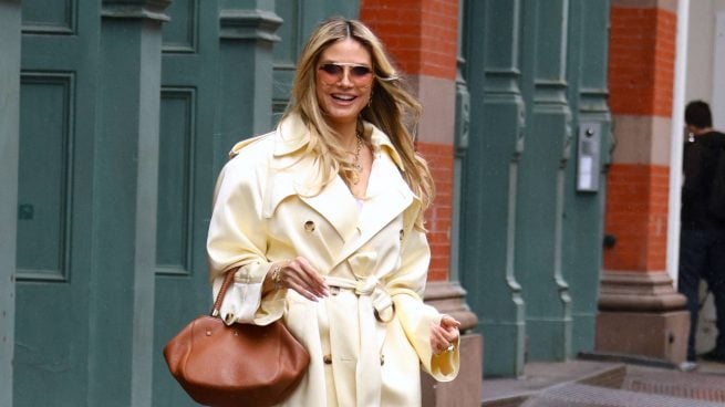 Heidi Klum pasea por Nueva York con una gabardina color crema que convierte un básico clásico. (Foto: Gtres)