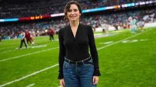 Isabel Díaz Ayuso ha reaparecido en el primer partido de la NFL tras unos días complicados de salud. (Foto: Gtres)