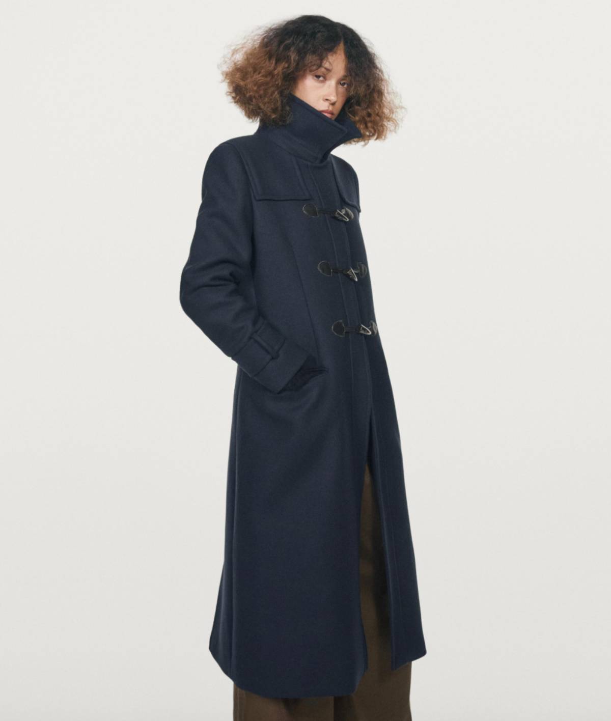 Abrigo largo con alamares de Massimo Dutti.