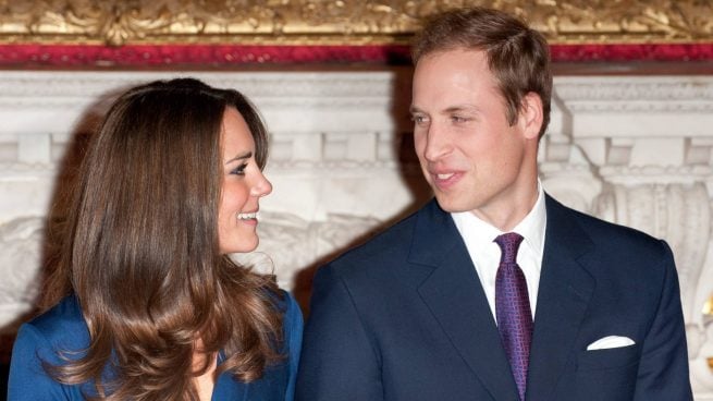 El príncipe Guillermo y Kate Middleton en el anuncio de su compromiso. (Foto: Gtres)