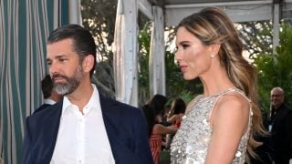 Donald Trump Jr. y Bettina Anderson en un evento en Florida. (Foto: Gtres)