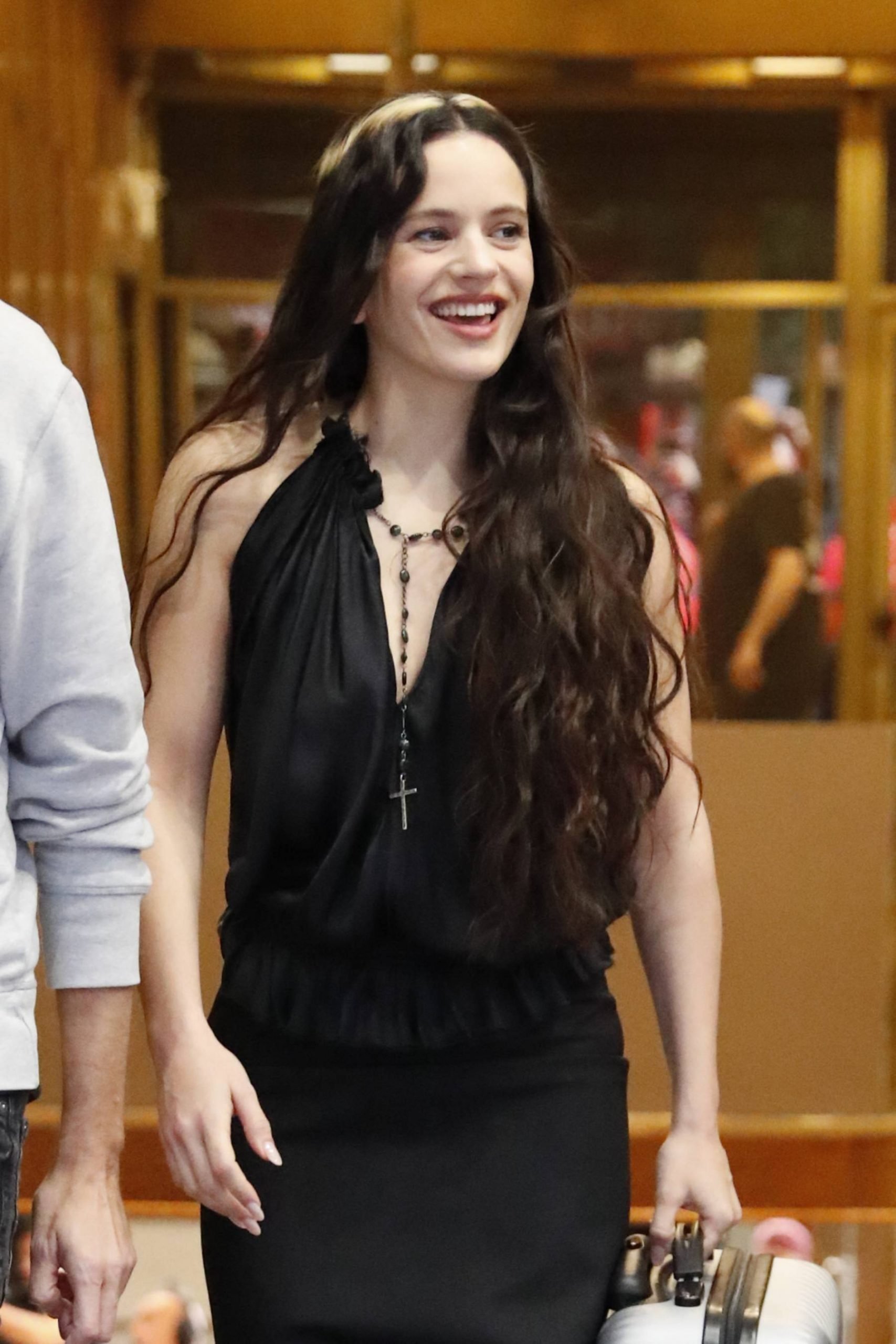 Rosalía por las calles de Madrid. (Foto: Gtres)