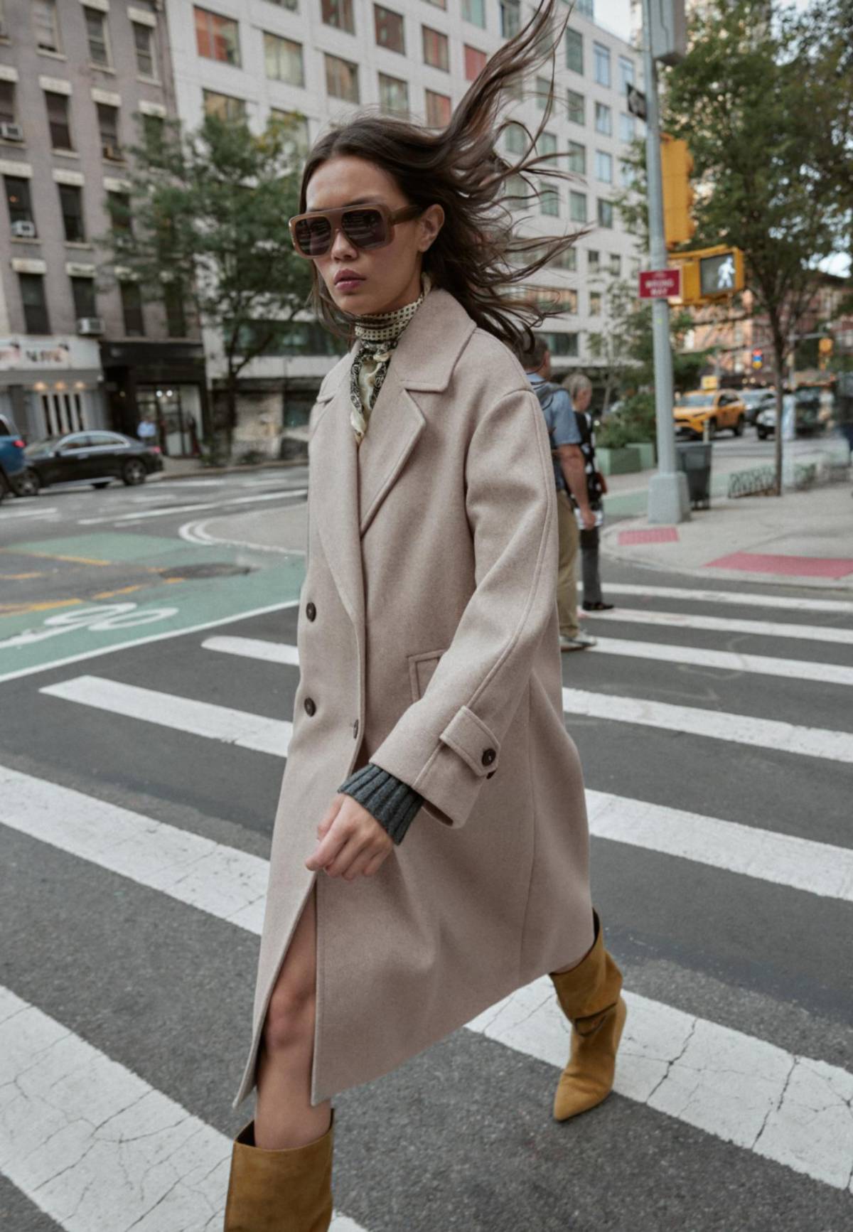 Abrigo oversize beige de Zara.
