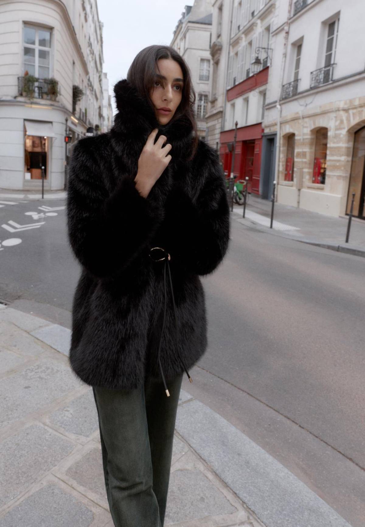 Abrigo efecto pelo negro de Zara.