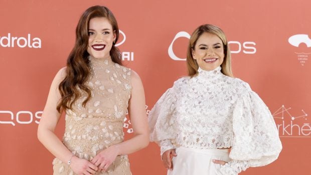 Mónica Hoyos, una madre orgullosa, cede el protagonismo a Luna ante los medios. (Foto: Gtres)