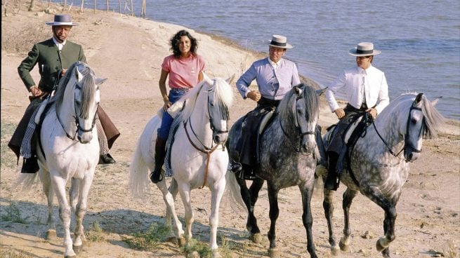 Carmen Ordóñez junto a los ganaderos Álvaro Domecq y Álvaro Domecq Romero. (Foto: Gtres)
