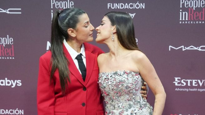 Alba y Dulceida se besan en un evento. (Foto: Gtres)