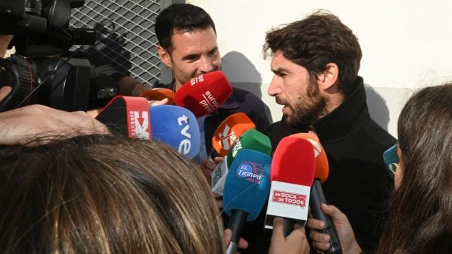 Cayetano Rivera hablando con la prensa. (Foto: Gtres)