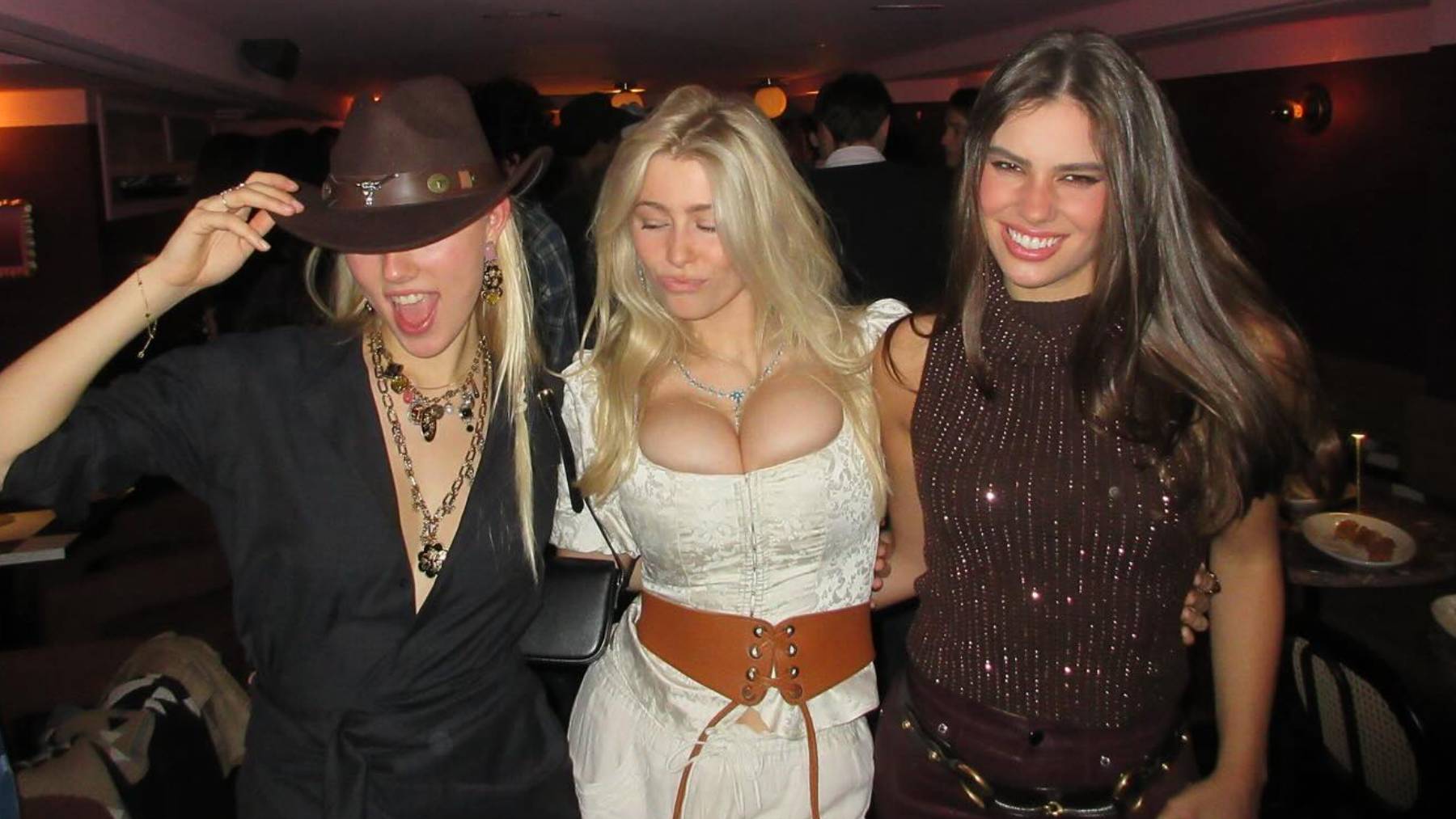 Clem Vaughn, la hija de Claudia Schiffer, deslumbra como un clon perfecto de su madre a los 21