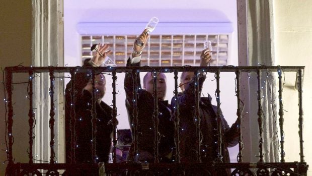 Isabel Pantoja, Kiko Rivera y Jorge Javier Vázquez durante el ensayo de las campandas de 2011. (Foto: Gtres)