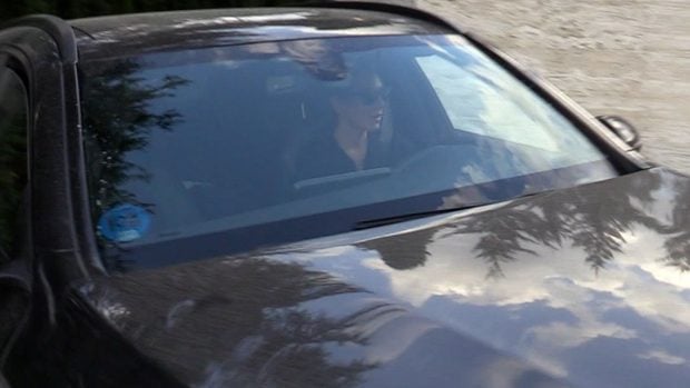 Tamara Falcó conduciendo su coche. (Foto: Gtres)