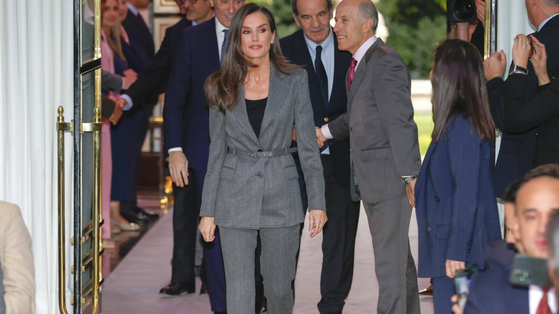 Poder en gris: el look más ejecutivo y afilado de la Reina en su último acto público