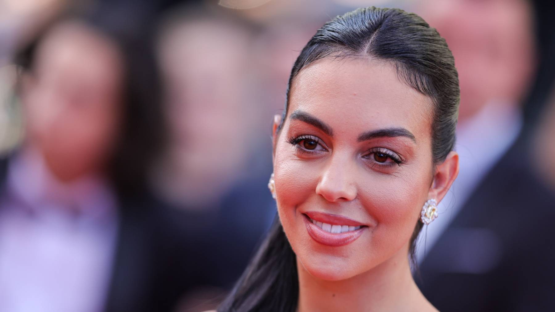 El lujo absoluto de Georgina en su encuentro con Trump: abrigo de piel y vestido icónico de Guy Laroche