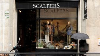 Escaparate de una tienda de Scalpers. (Foto: Gtres)