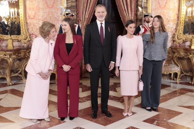 La infanta Sofía acapara todas las miradas gracias a su look para las entregas del Toisón de Oro