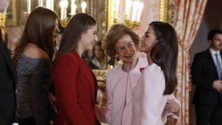 La princesa Leonor con su madre y su abuela en el Palacio Real. (Foto: Gtres)