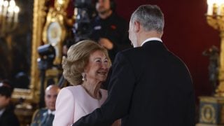 La Reina Sofía recibe el toisón de manos del Rey Felipe. (Foto: Gtres)