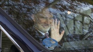 Felipe VI saliendo del Palacio del Pardo. (Foto: Gtres)