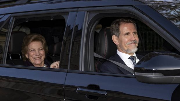 Pablo de Grecia y Ana María de Dinamarca saliendo del Palacio del Pardo. (Foto: Gtres)