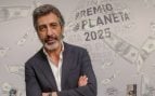 Montaje de Juan del Val en el photocall del Premio Planeta 2025. (Foto: Gtres)