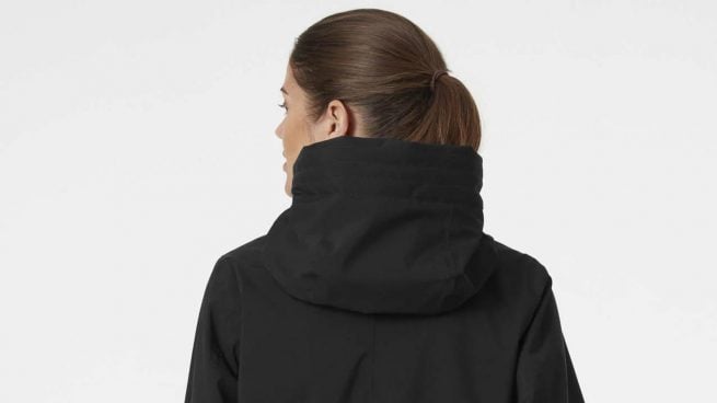 Zalando se adelanta al Black Friday y rebaja el abrigo más elegante de Helly Hansen