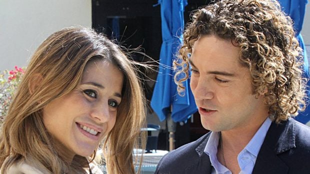 Elena Tablada y David Bisbal presentando a su hija ante los medios. (Foto: Gtres)