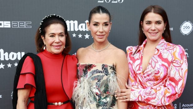 Elena Tablada junto a su madre y su hermana. (Foto: Gtres)