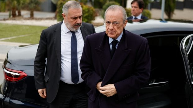 La llegada de Florentino al Tanatorio de Pozuelo. (Foto: Gtres)